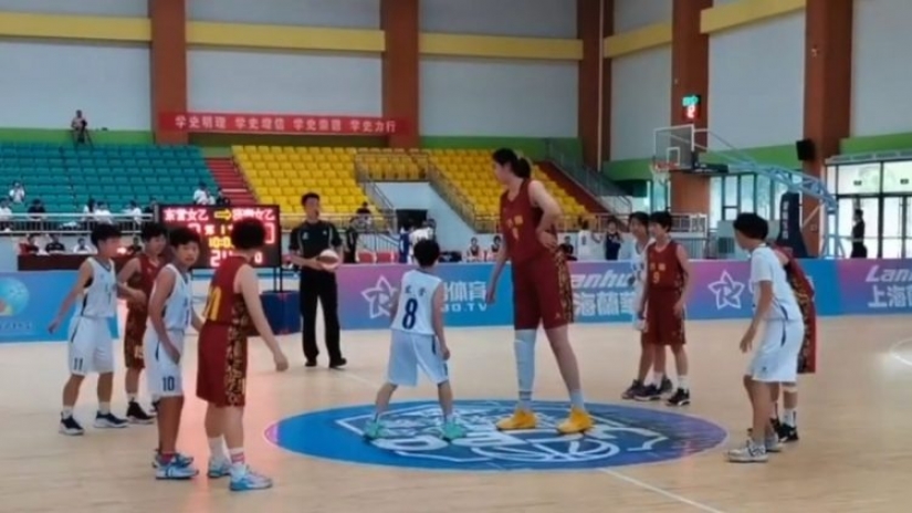 Future basketball star: A 14-year-old schoolgirl from China impresses with a huge growth