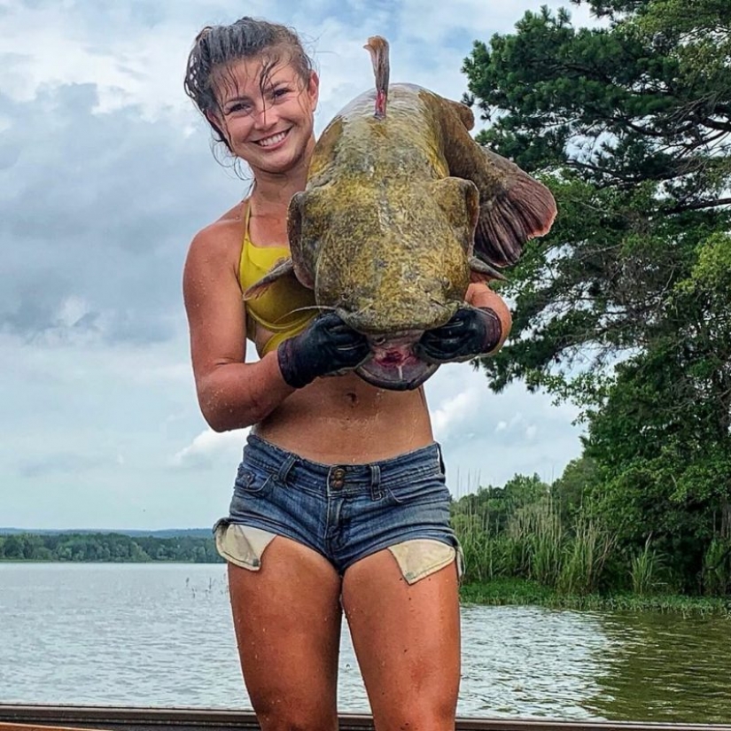 Girl loves catching big fish, but its method of fishing is shocking, even men