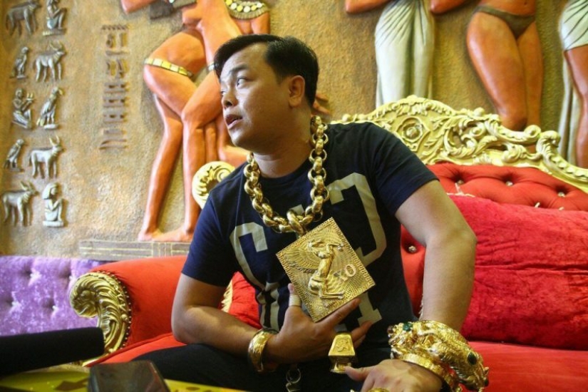 Gold, not people: Vietnamese businessman bears 13 kg jewelry