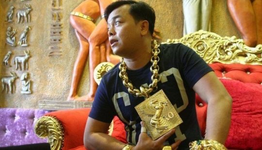 Gold, not people: Vietnamese businessman bears 13 kg jewelry