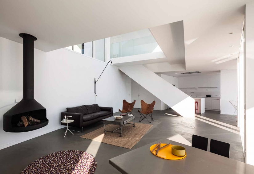 Gorgeous home in high-tech style, whose geometry is inspired by nature