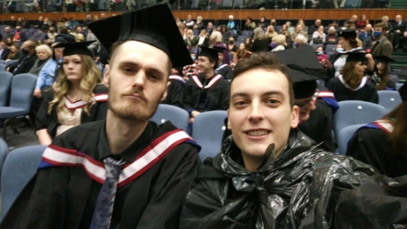 Graduation - the pocket is empty: the Briton appeared at the graduation ceremony in a garbage bag