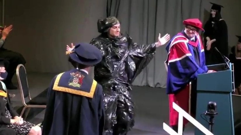 Graduation - the pocket is empty: the Briton appeared at the graduation ceremony in a garbage bag