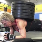 Granny on maximalki: 71-year-old powerlifter playfully presses the bar