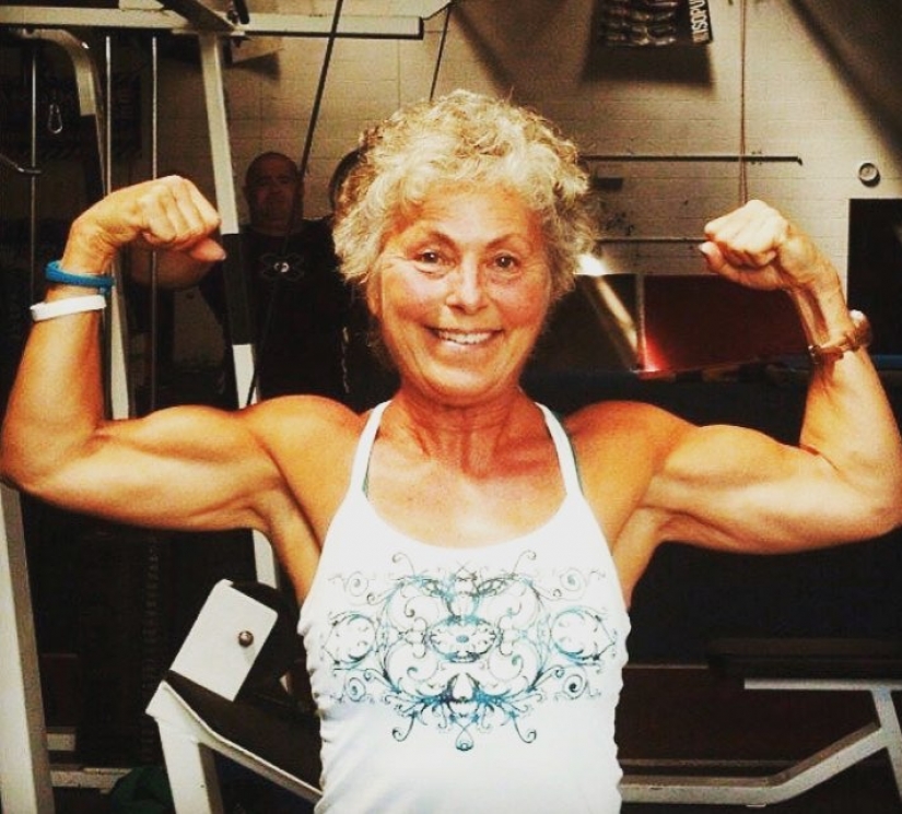 Granny On Maximalki 71 Year Old Powerlifter Playfully Presses The Bar Pictolic