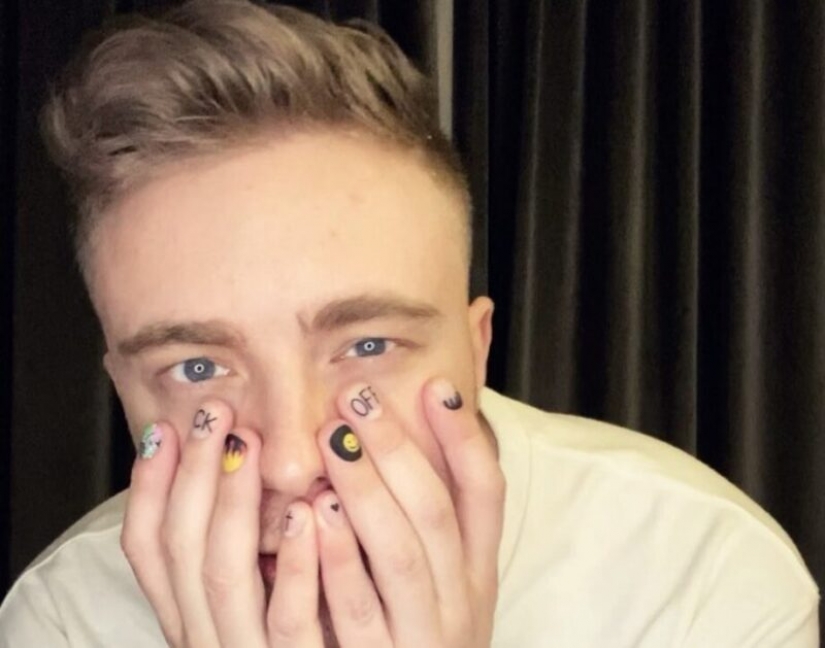 Guys with painted nails: a new trend or a tradition?