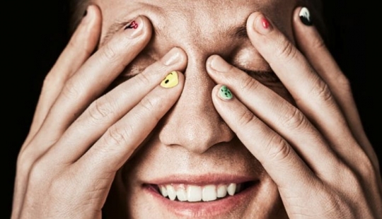 Guys with painted nails: a new trend or a tradition?