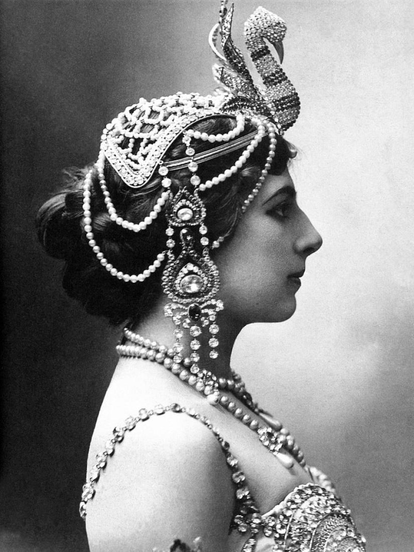 "He aprendido lo que es el poder de una mujer sobre los hombres" : la misteriosa vida de Mata Hari