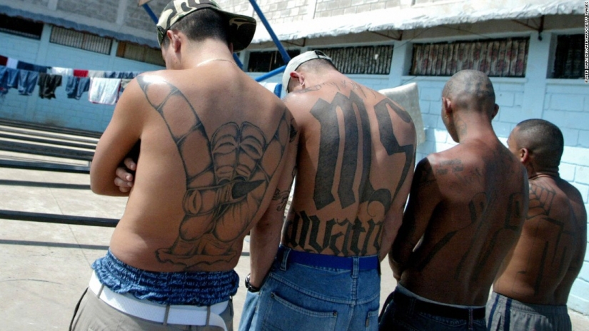 Here's how members of well-known gangs live in a prison in Honduras