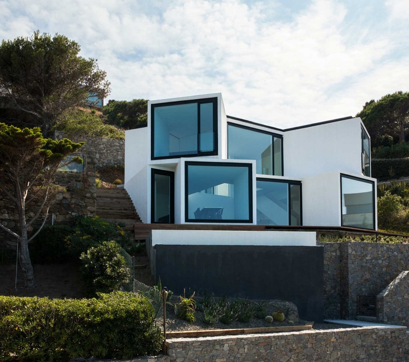 Hermosa casa en el estilo de alta tecnología, cuya geometría se inspira en la naturaleza