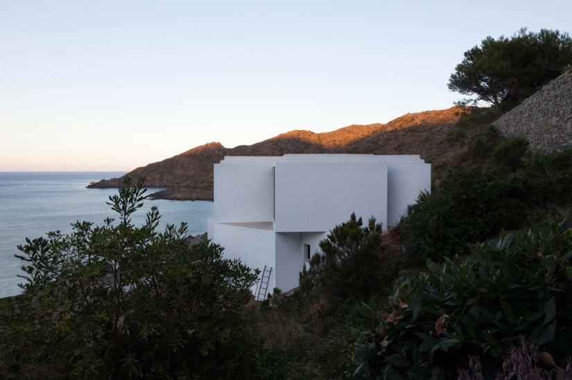 Hermosa casa en el estilo de alta tecnología, cuya geometría se inspira en la naturaleza