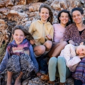 Hijos de la naturaleza: los cónyuges de Australia rechazan la educación tradicional y no enseñan a los niños a leer