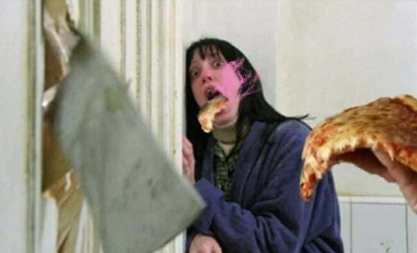 Horror with ketchup: users add pizza to the frames from scary movies