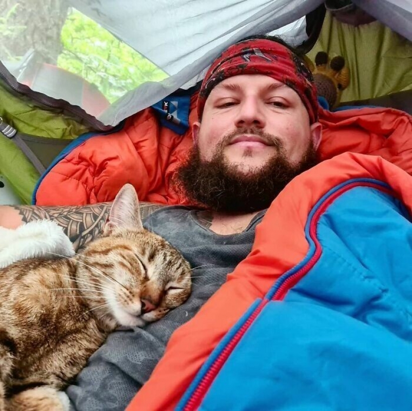 How a cat and her man circumnavigate the world on a bike