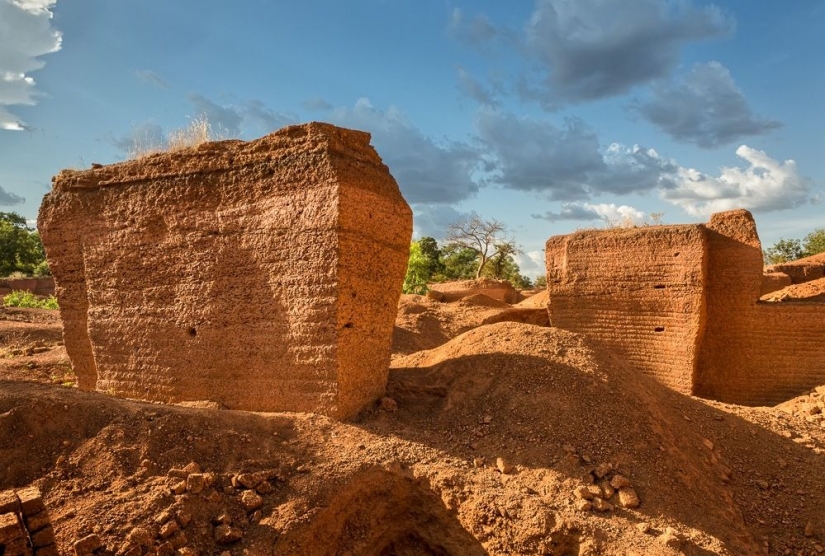 How brick is mined in Karaba, Burkina Faso