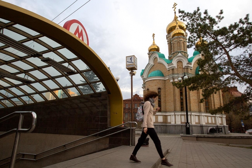 How do the residents of Omsk use their only metro station?