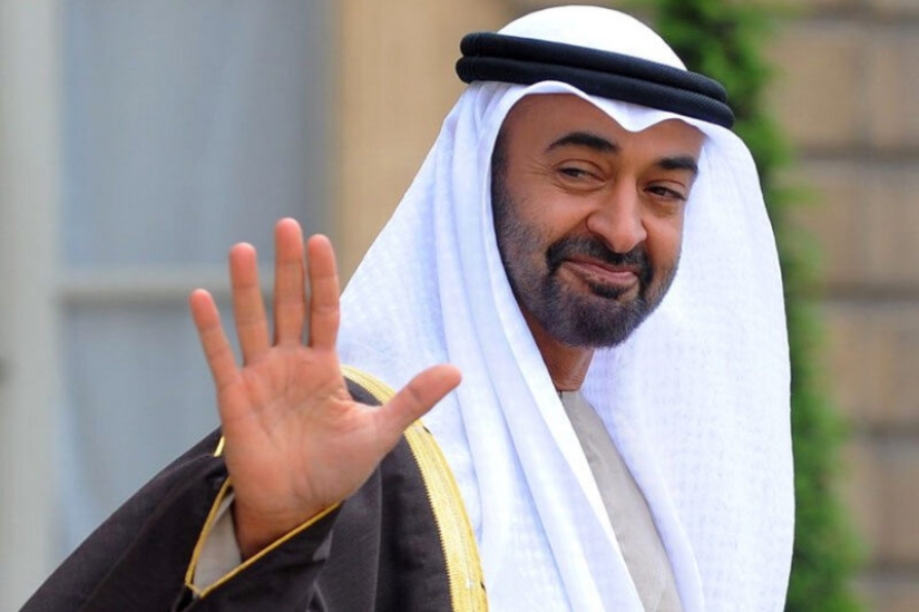 How does the UAE monarch live, who can buy a mansion to spend the night
