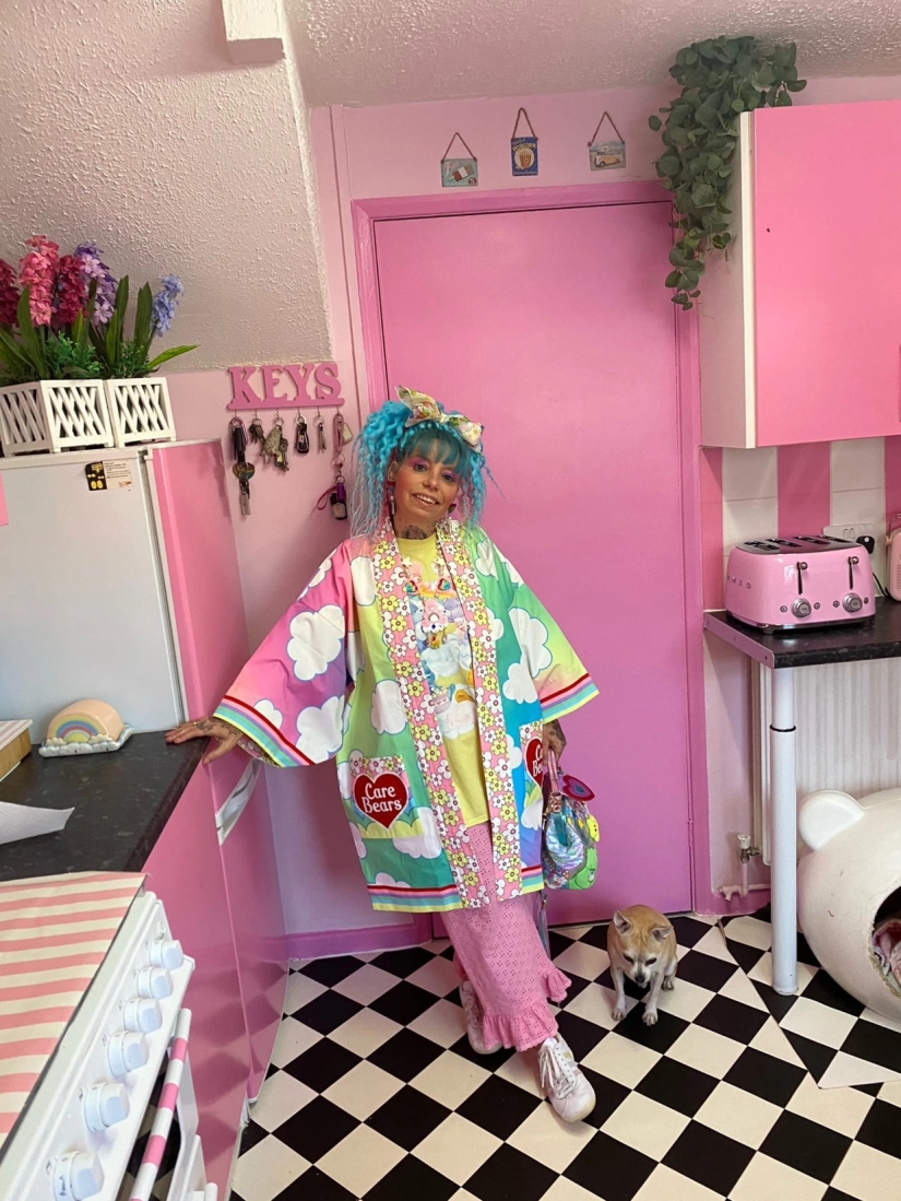 How to quickly and inexpensively turn a boring kitchen into a paradise for Barbie