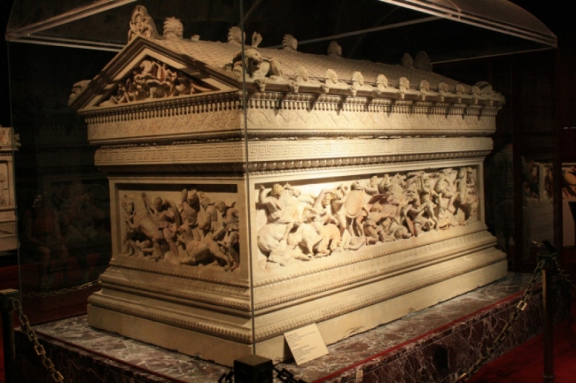 How were the most expensive and magnificent funerals of famous people in history
