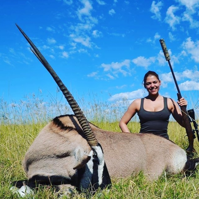 Huntress sells her erotic photos with slaughtered animals for the sake of protecting nature