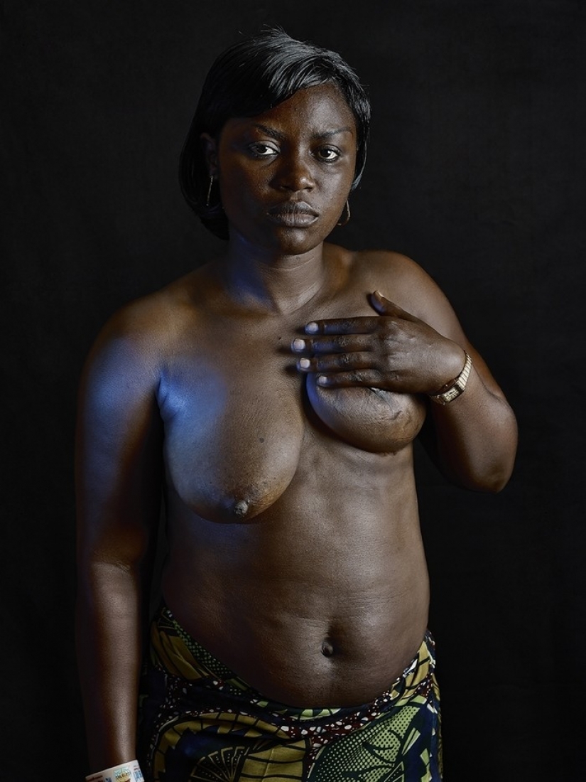 Impactante tradición de Camerún-planchado de senos