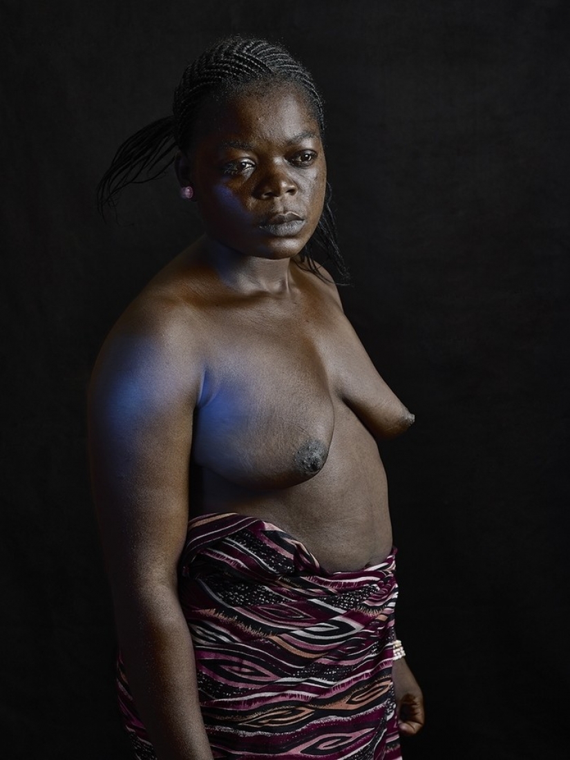 Impactante tradición de Camerún-planchado de senos