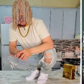 "In a rich way": the rapper from the USA put competitors behind his belt, replacing his hair with gold chains