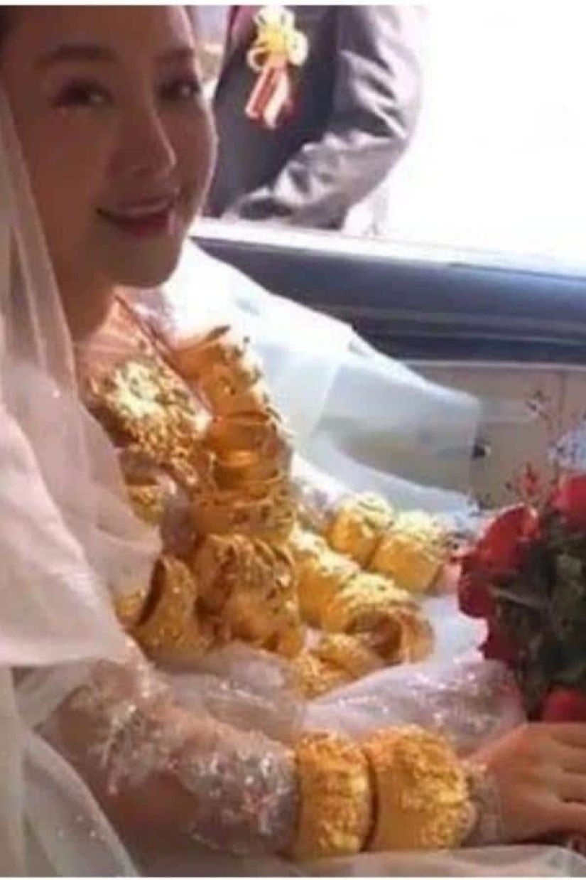 In China, the bride could not walk because of the weight of gold jewelry