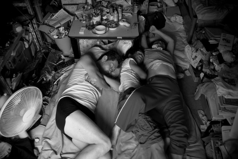 In close quarters, yes in love: the photographer filmed the life of his large family in a one-room apartment