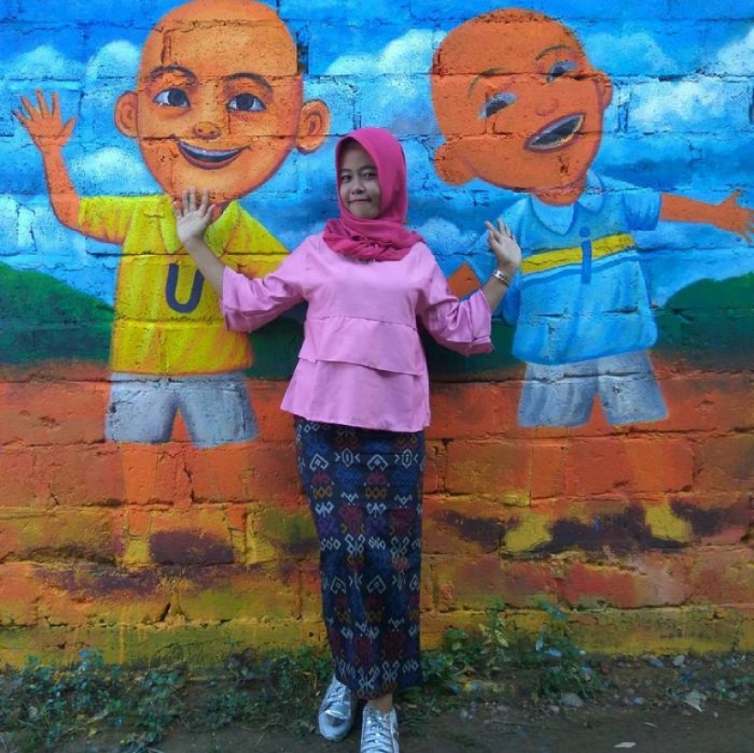In Indonesia, for 22 thousand dollars, they turned a slum into a rainbow corner