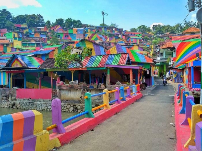 In Indonesia, for 22 thousand dollars, they turned a slum into a rainbow corner