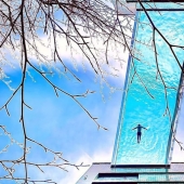 In London, a transparent swimming pool was installed between two high-rise buildings