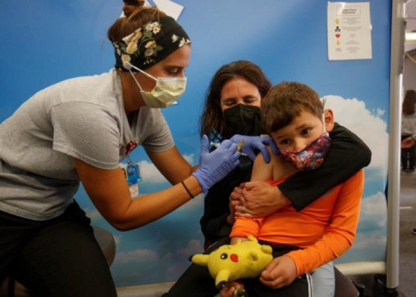 In photos: children in the US receive a vaccine from COVID