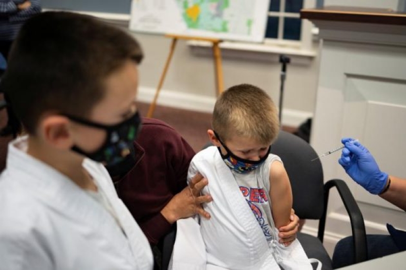 In photos: children in the US receive a vaccine from COVID