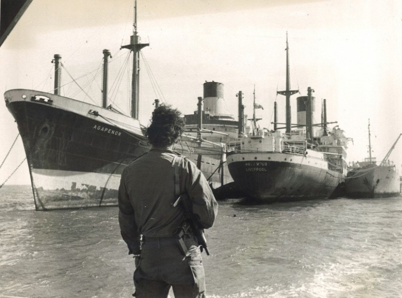 In the 1960s, the Suez canal was blocked for 8 years and what did the trapped sailors