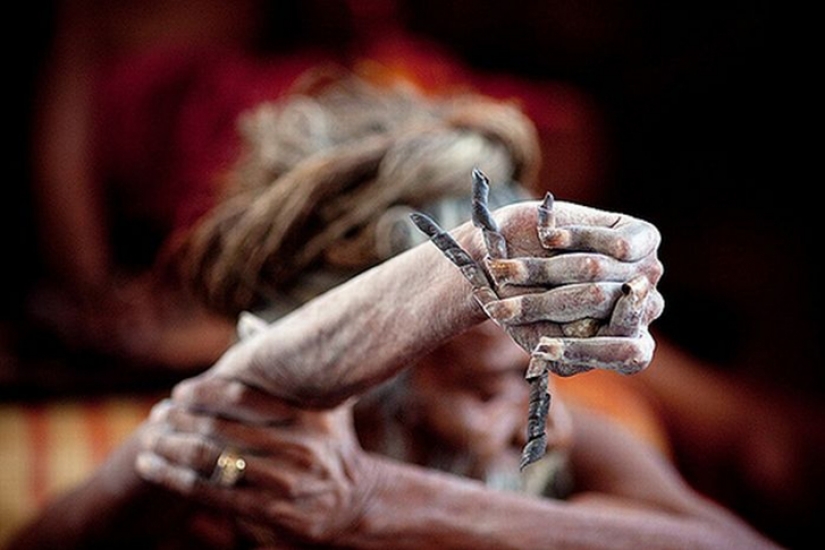 In the name of peace and God: a Hindu holds his hand up since 1973