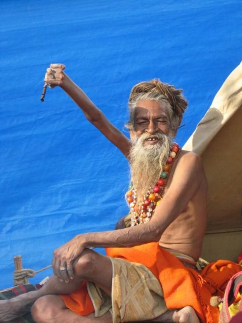 In the name of peace and God: a Hindu holds his hand up since 1973