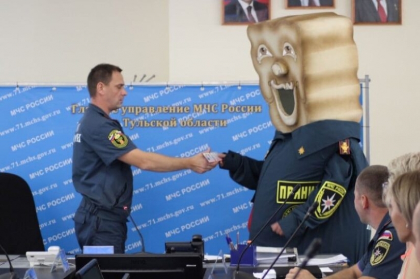 In the Tula region, the Ministry of Emergency Situations hired Gingerbread Tula and awarded him a medal