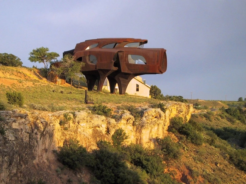 In the USA, an "alien house" made of steel, created by a famous artist, was put up for sale