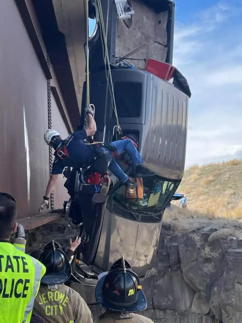 Increíble rescate: cómo se sacó una pareja de jubilados de una camioneta, colgado sobre el precipicio en Idaho