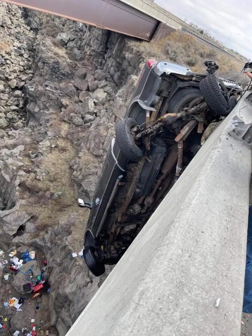Increíble rescate: cómo se sacó una pareja de jubilados de una camioneta, colgado sobre el precipicio en Idaho