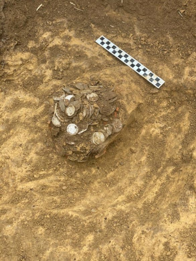 Incredible luck: in Britain, friends found an ancient treasure at a bar