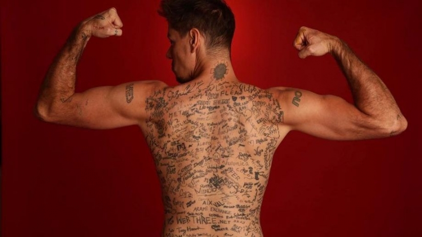 ¡Inscríbete! El influencer estableció un récord mundial al aplicar 225 autógrafos de tatuajes en su espalda