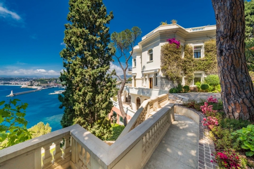 Inside the luxurious mansion of Sean Connery in the French Riviera, at a price of 2.5 billion