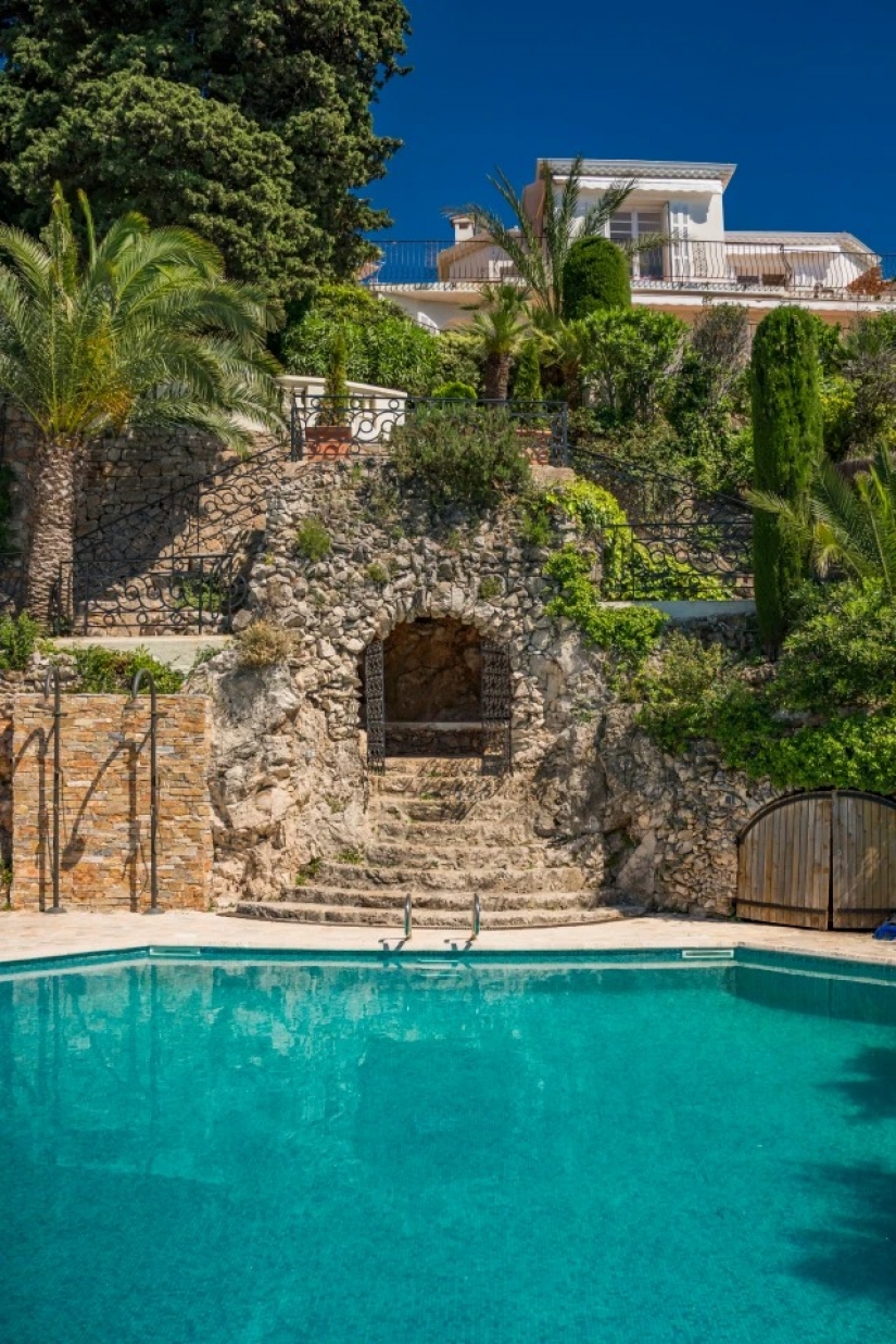 Inside the luxurious mansion of Sean Connery in the French Riviera, at a price of 2.5 billion