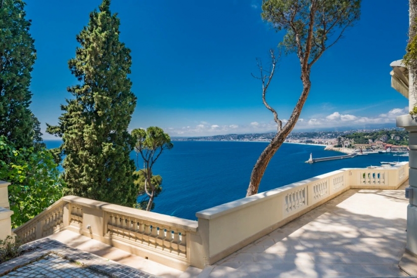 Inside the luxurious mansion of Sean Connery in the French Riviera, at a price of 2.5 billion