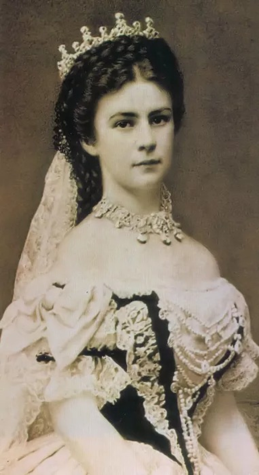 Isabel de Baviera: la hermosa reina que fue enloquecida por su suegra y asesinada por un transeúnte