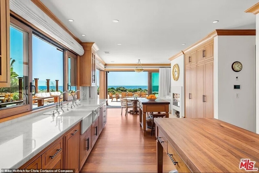 James Bond eco-house in Malibu put up for sale for $ 100 million