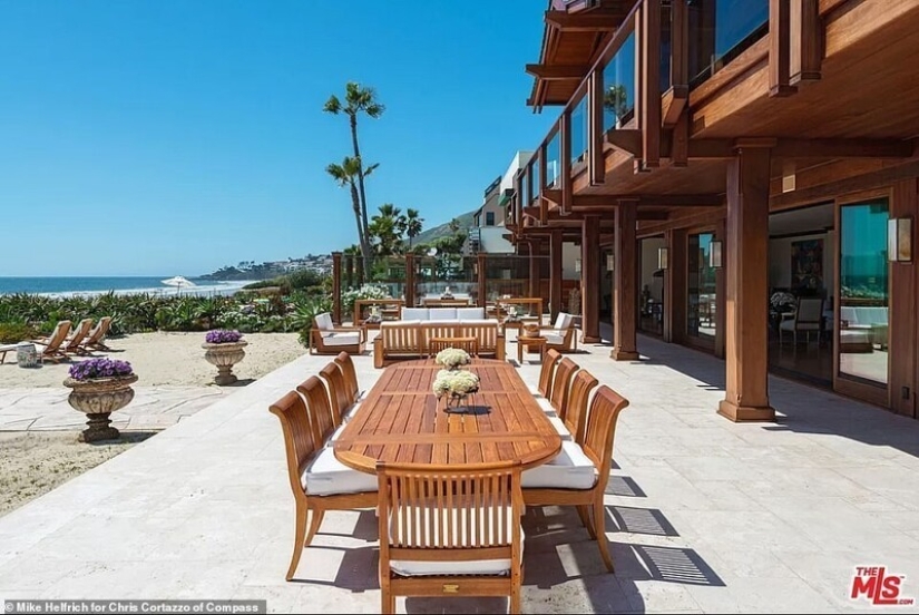 James Bond eco-house in Malibu put up for sale for $ 100 million