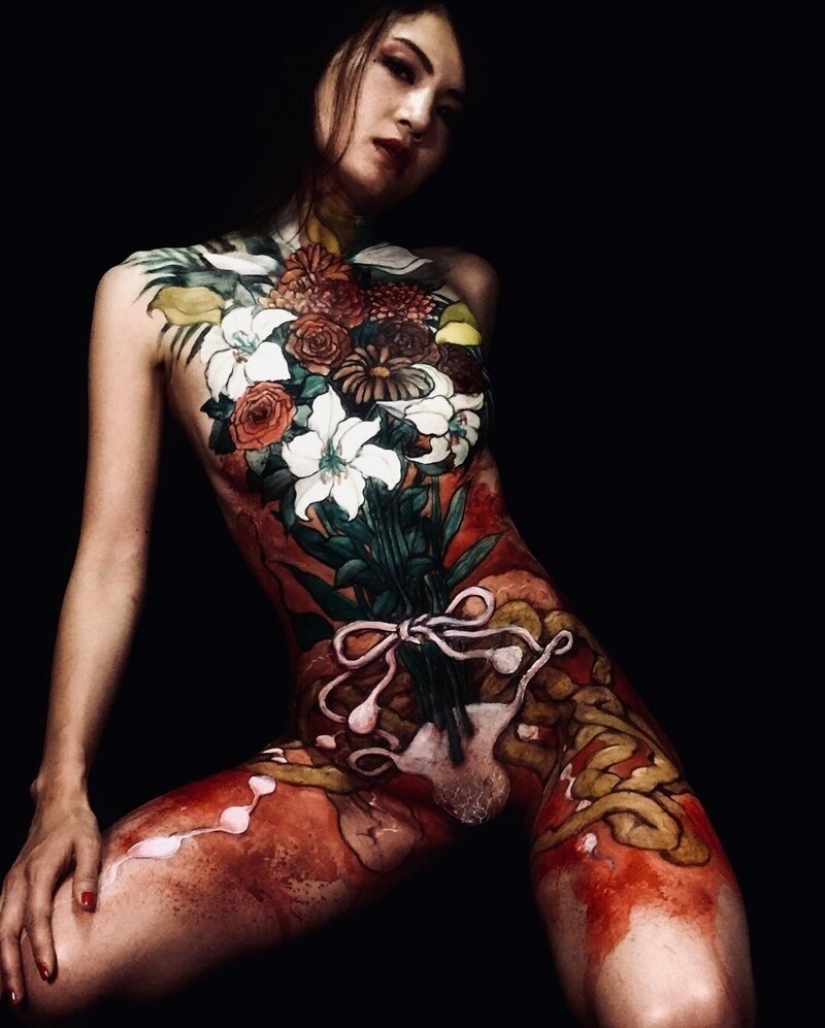 Japanese body art from the Hook Azuma: painting in ink on female bodies